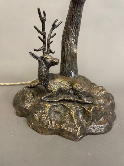 null Lampe en bronze à décor de cerf

H totale : 60 cm

Manque