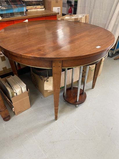 null Table ronde en bois

H : 76 cm

D : 110 cm