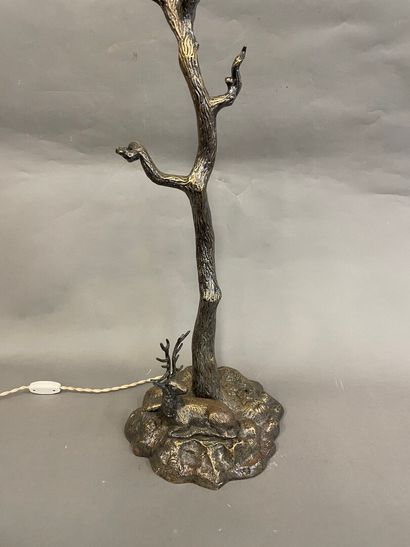 null Lampe en bronze à décor de cerf

H totale : 60 cm

Manque