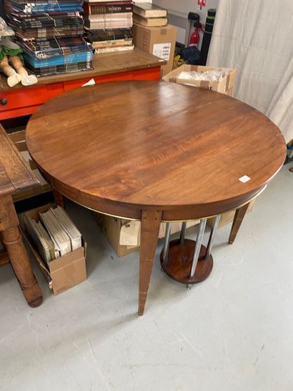 null Table ronde en bois

H : 76 cm

D : 110 cm