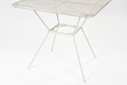 null Dans l'esprit de Mathieu MATEGOT

Table haute à structure en métal laqué blanc...