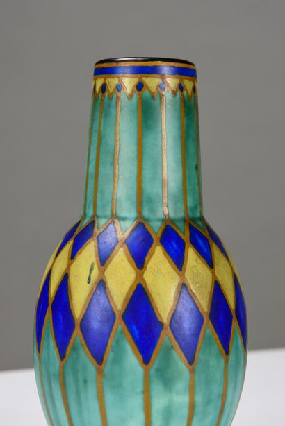 null Charles Catteau (1880-1966) pour Boch Frères Keramis

Vase de forme oblongue...