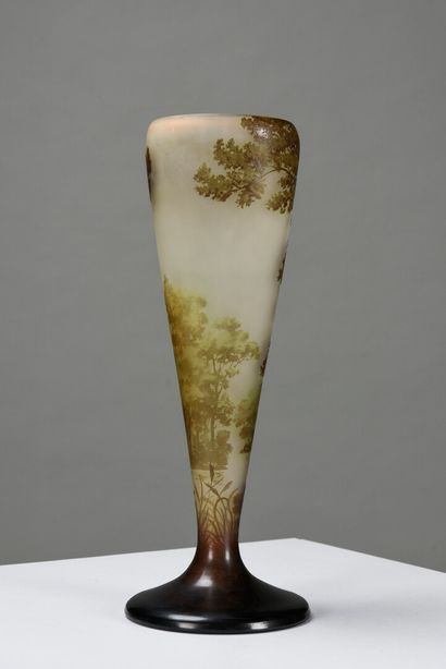 null Émile GALLÉ (1846-1904)

Vase de forme conique reposant sur un piédouche en...