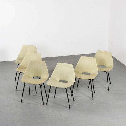 null Pierre GUARICHE (1926-1995)

Suite de six chaises modèle "Amsterdam" dit "Tonneau"...