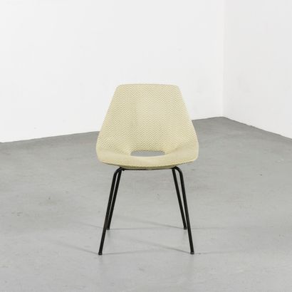 null Pierre GUARICHE (1926-1995)

Suite de six chaises modèle "Amsterdam" dit "Tonneau"...