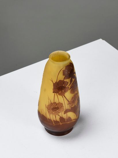 null Etablissements GALLE

Vase en verre double de forme ovoïde à court talon évasé...