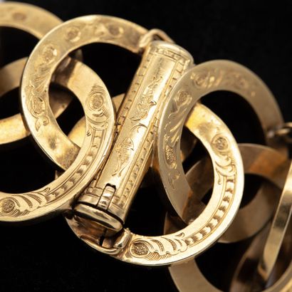 null Bracelet en or jaune (750) 18K composé d'anneaux entrelacés et ciselés de guirlandes....