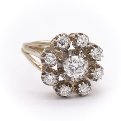 null Bague marguerite en or blanc (750) 18K griffée de neuf diamants taille moderne....