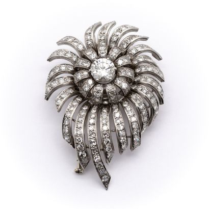 null Broche clip en or blanc (750) 18K figurant un chardon intégralement serti de...