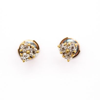 null Paire de boutons d'oreilles en or jaune (750) 18K trèfle de trois diamants taille...