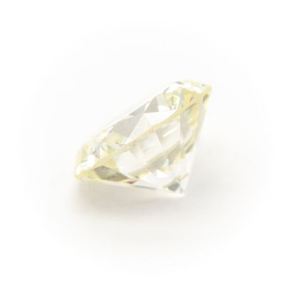  Bague en platine griffée d'un diamant de 7,22 carats taille moderne épaulé de deux...
