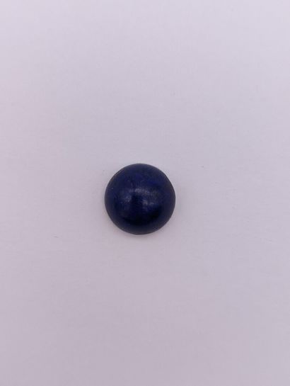  Un cabochon rond de lapis lazuli de 9,56 carats environ.