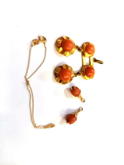 null Lot en or jaune (750) 18K et métal : Bracelet, 3 pendentifs en corail et or....