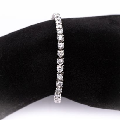  Bracelet en platine (950) avec ligne de diamants taille moderne. Poids total des...