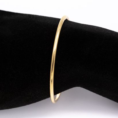  Bracelet jonc rigide uni en or jaune (750) 18K. 
Poids : 20,90 g 
AIGLE