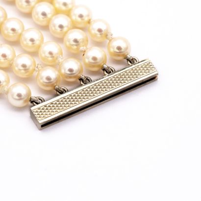  Bracelet composé de cinq rangs de perles de culture coupés de deux barrettes d'or...