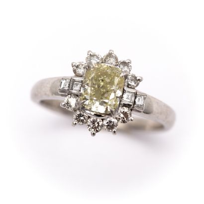 null Bague en platine et or (750) 18K, marguerite griffée d'un diamant taille coussin...