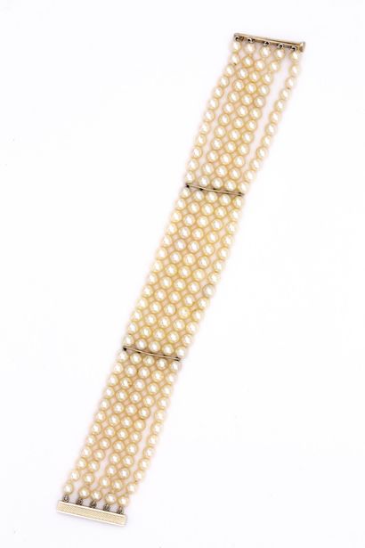 null Bracelet composé de cinq rangs de perles de culture coupés de deux barrettes...