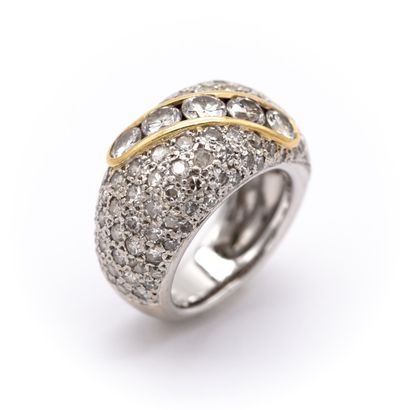 null Bague bombée en or blanc (750) 18K pavée de diamants, au centre en serti glissière,...