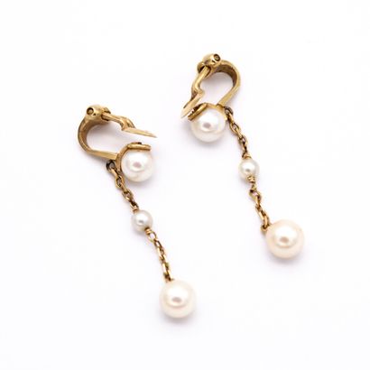  Paire de pendants d'oreilles en or jaune (750) 18K, suite de trois perles de culture...