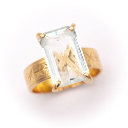 null Bague en or jaune (750) 18K anneau ciselé griffé d'une aigue marine taillée...
