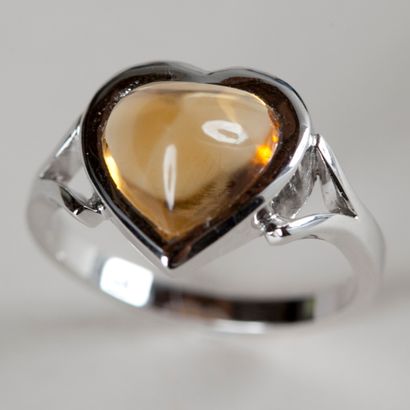  Bague en or blanc (750) 18K formant un coeur orné d'une citrine taille coeur. 
Poids...