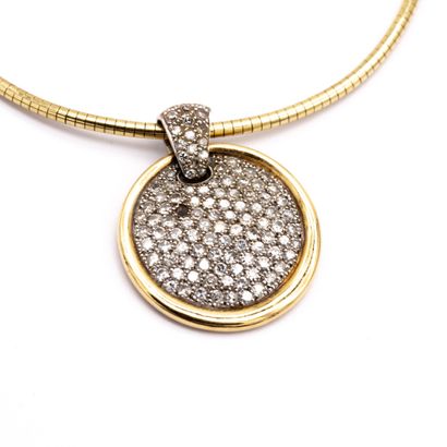 null Tour de cou en or jaune (750) 18K maille omega ronde, retenant un pendentif....