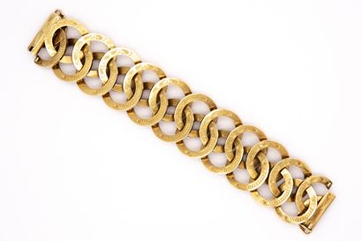  Bracelet en or jaune (750) 18K composé d'anneaux entrelacés et ciselés de guirlandes....