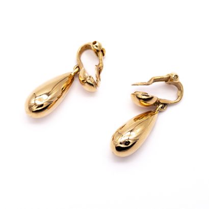 Paire de pendants d'oreilles en or jaune (750) 18K, demi-perle d'or retenant une...