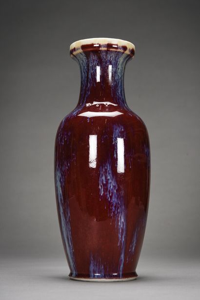 null CHINE, Vase de forme balustre en porcelaine à décor monochrome rouge de cuivre,...