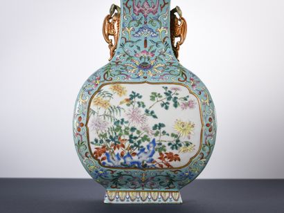  CHINE : Exceptionnel vase Impérial en porcelaine de section quadrangulaire à deux...