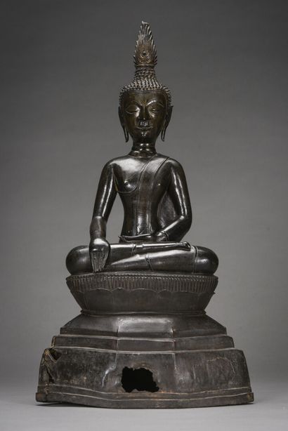 null ASIE DU SUD EST (Laos ou Birmanie): Figurine en bronze à patine brun doré représentant...