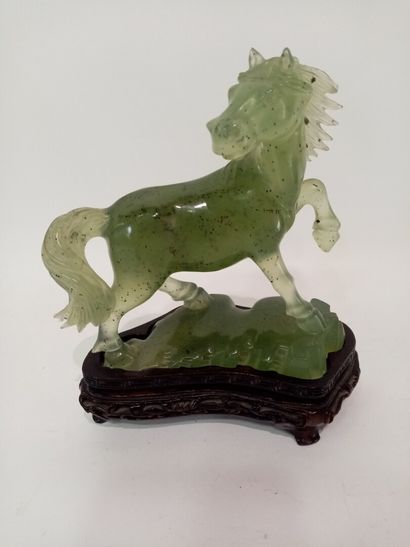 null CHINE, Cheval sculpté en jadéite vert " épinard "

Sur socle en bois 

H. 16...