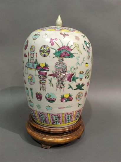  CHINE, Vase ovoïde couvert en porcelaine à décor d'objets précieux en émaux de la...