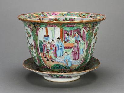  CHINE Grand cache-pot et son présentoir en porcelaine décoré de scènes de palais...