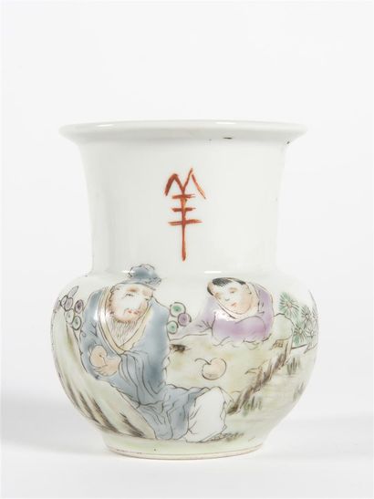  CHINE Petit vase balustre en porcelaine décoré d'un père et un fils dans un jardin...