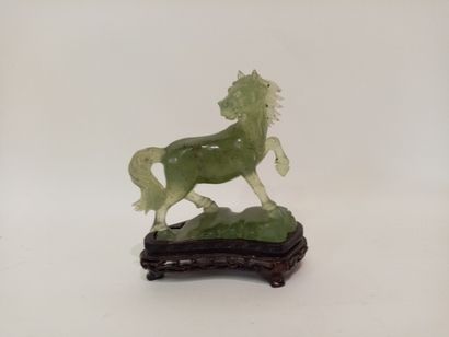  CHINE, Cheval sculpté en jadéite vert " épinard " 
Sur socle en bois 
H. 16 cm