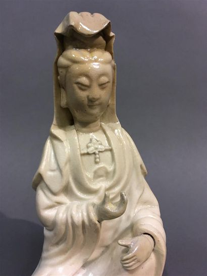  CHINE, Figurine réprésentant la déesse Guanyin en porcelaine. 
19eme siècle. 
H...