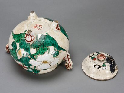 JAPON, Kutani, brule parfum en ceramique à décor de large fleur , fond en porcelaine...