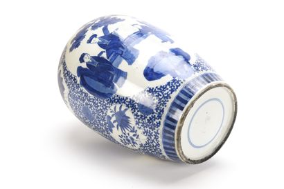  CHINE, Vase en porcelaine de forme ovoïde décoré en bleu sous couverte, d'une scène...