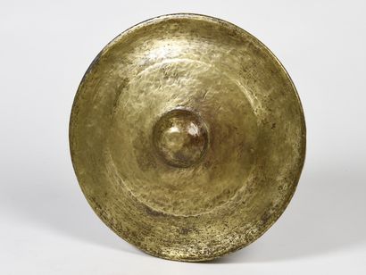 null CHINE, CONG chinois en bronze doré et martelé;

18ème siècle.

Diam : 48 cm