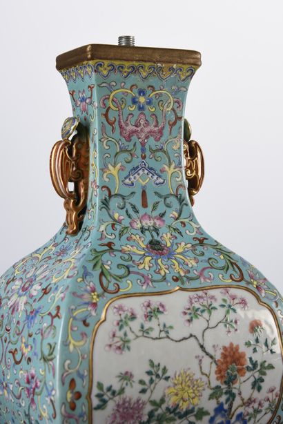 null CHINE : Exceptionnel vase Impérial en porcelaine de section quadrangulaire à...