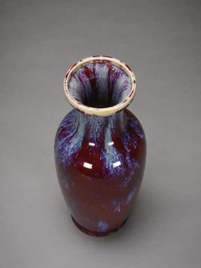 null CHINE, Vase de forme balustre en porcelaine à décor monochrome rouge de cuivre,...