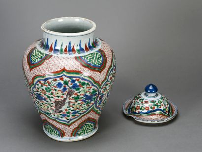 null CHINE: Paire de potiches couvertes en porcelaine de forme balustre décorées...