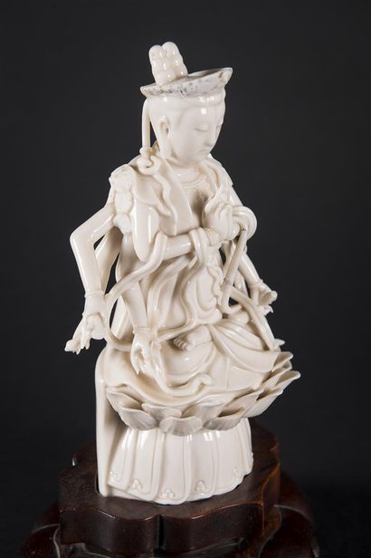  CHINE, Statuette d'Avalokitesvara en porcelaine Blanc de Chine 
18/19e siècle 
La...