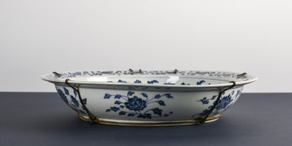  CHINE : Grand plat circulaire en porcelaine décoré en bleu sous couverte de pivoines...