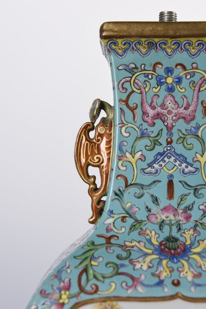  CHINE : Exceptionnel vase Impérial en porcelaine de section quadrangulaire à deux...