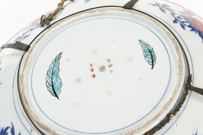  JAPON Important plat en porcelaine à décor d'emaux polychrome d'un couple d'oiseaux...