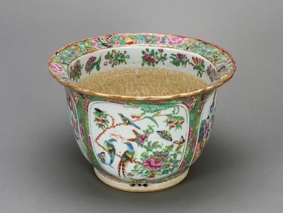 null CHINE Grand cache-pot et son présentoir en porcelaine décoré de scènes de palais...