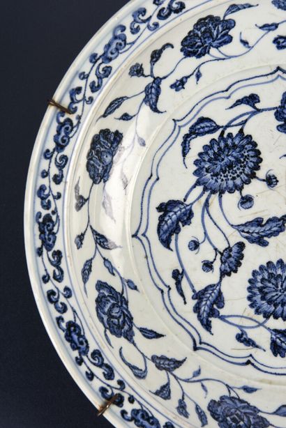 null 
CHINE : Grand plat circulaire en porcelaine décoré en bleu sous couverte de...